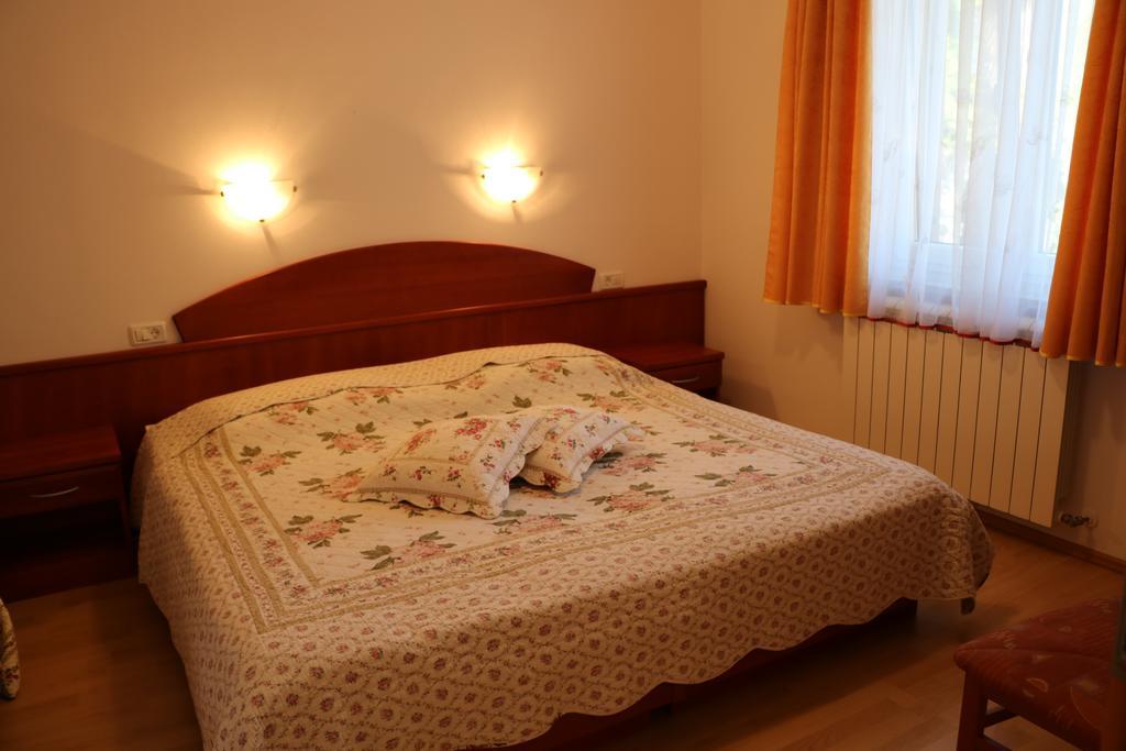 Farm Stay Pri Cepcovih Golac Exteriör bild